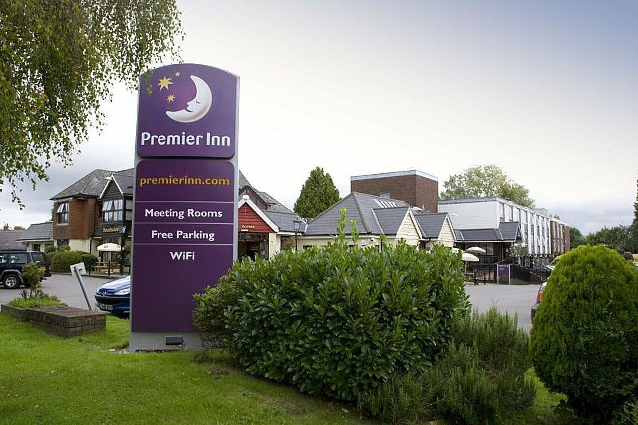 Premier Inn Epsom South Exterior foto