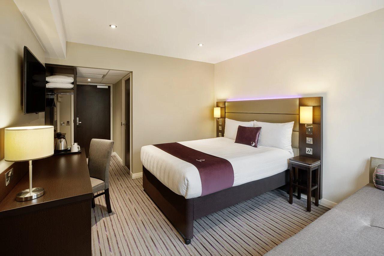 Premier Inn Epsom South Exterior foto