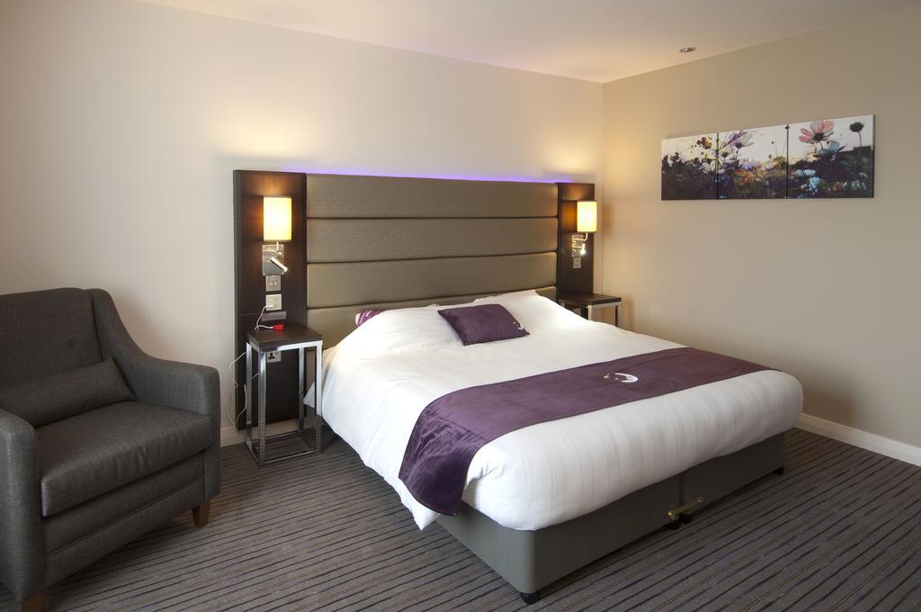 Premier Inn Epsom South Exterior foto