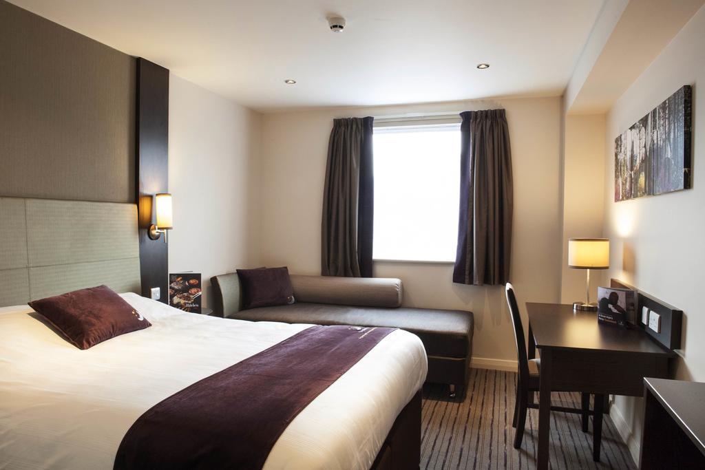 Premier Inn Epsom South Zimmer foto