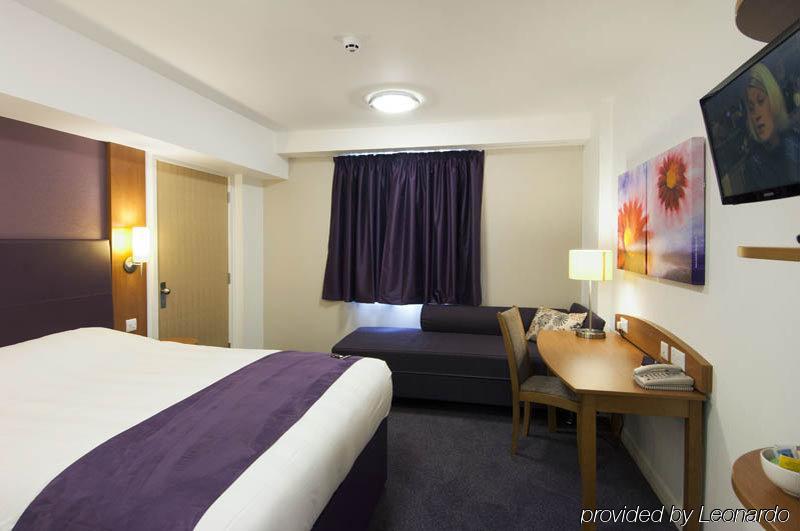 Premier Inn Epsom South Exterior foto