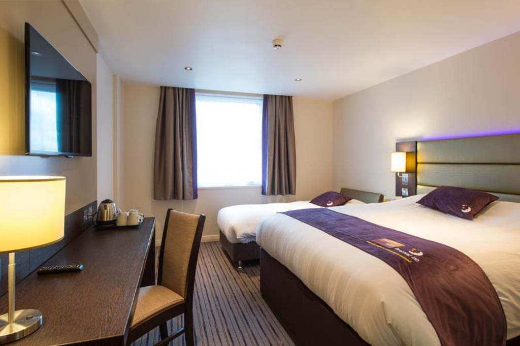 Premier Inn Epsom South Exterior foto