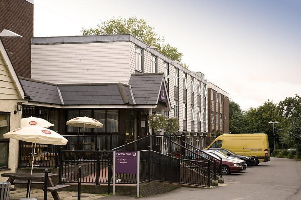 Premier Inn Epsom South Exterior foto