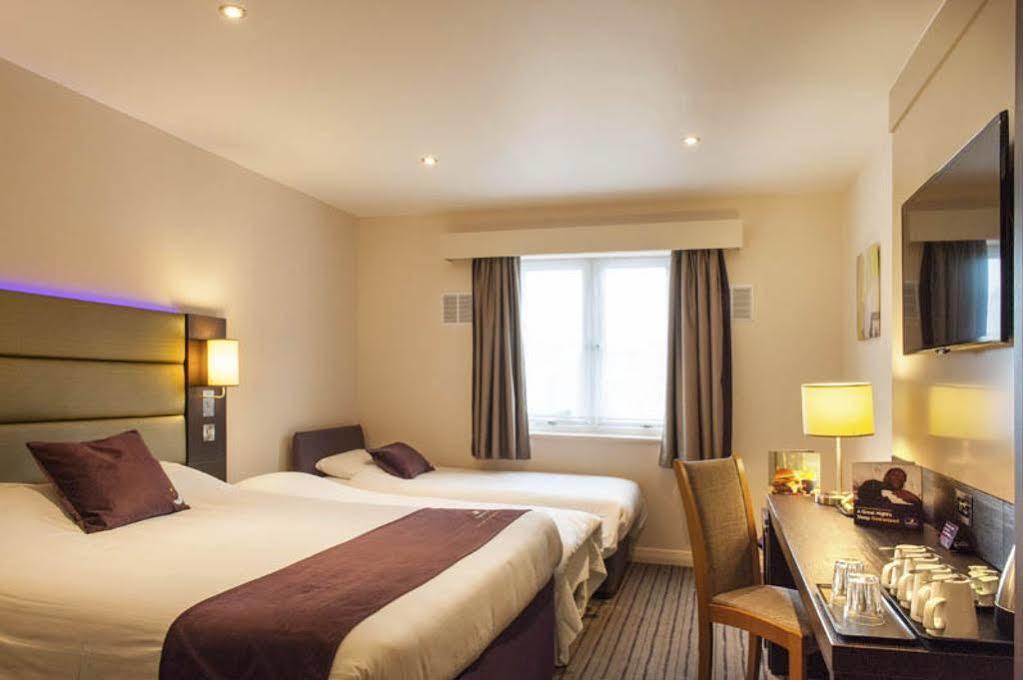 Premier Inn Epsom South Exterior foto